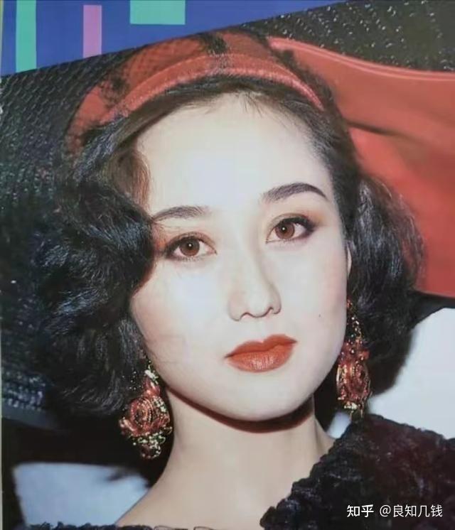 Nàng hậu ngực khủng tai tiếng nhất showbiz, khiến nam thần hạng A mê đến ruồng bỏ vợ con - Ảnh 7. Nàng hậu ngực khủng tai tiếng nhất showbiz, khiến nam thần hạng A mê đến ruồng bỏ vợ con - Ảnh 7.