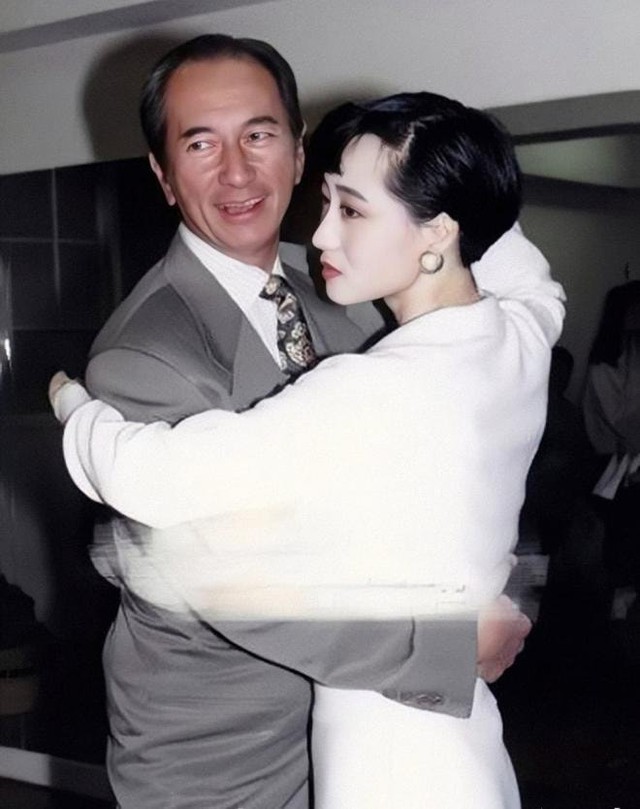 Nàng hậu ngực khủng tai tiếng nhất showbiz, khiến nam thần hạng A mê đến ruồng bỏ vợ con - Ảnh 3. Nàng hậu ngực khủng tai tiếng nhất showbiz, khiến nam thần hạng A mê đến ruồng bỏ vợ con - Ảnh 3.