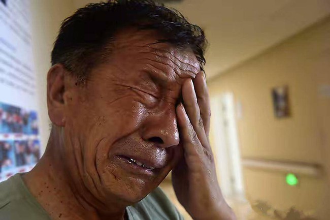 Con gái ôm cặp sách và bí mật gây sốc: Câu chuyện đau lòng trong gia đình - Ảnh 1.