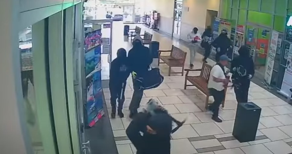 Chủ tiệm v&agrave;ng gốc Việt nổ s&uacute;ng đuổi băng cướp ở California- Ảnh 1.