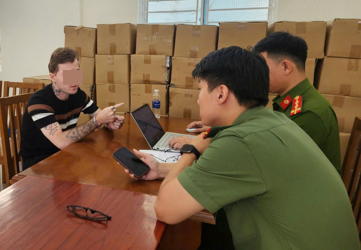 Tạm giữ người đàn ông ngọai quốc mang súng vào quán bar ở Đà Nẵng - Ảnh 1. Tạm giữ người đàn ông ngọai quốc mang súng vào quán bar ở Đà Nẵng - Ảnh 1.