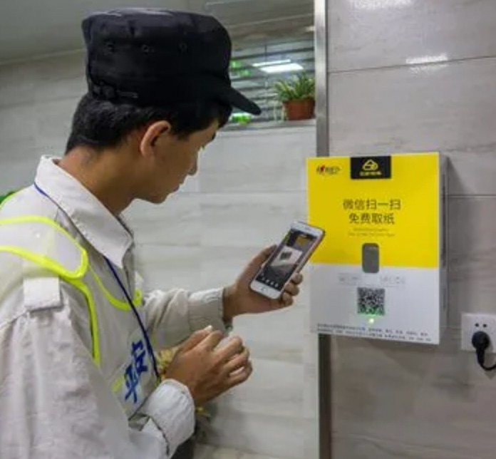 Nh&agrave; vệ sinh 'th&ocirc;ng minh' của Trung Quốc bắt người d&ugrave;ng xem quảng c&aacute;o để lấy giấy vệ sinh- Ảnh 3.