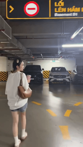 Quang Hải được vợ lái xế hộp bạc tỷ đưa đi làm, tưởng "số hưởng" ai dè lại "tốn" ngay một iPhone 17 - Ảnh 1.