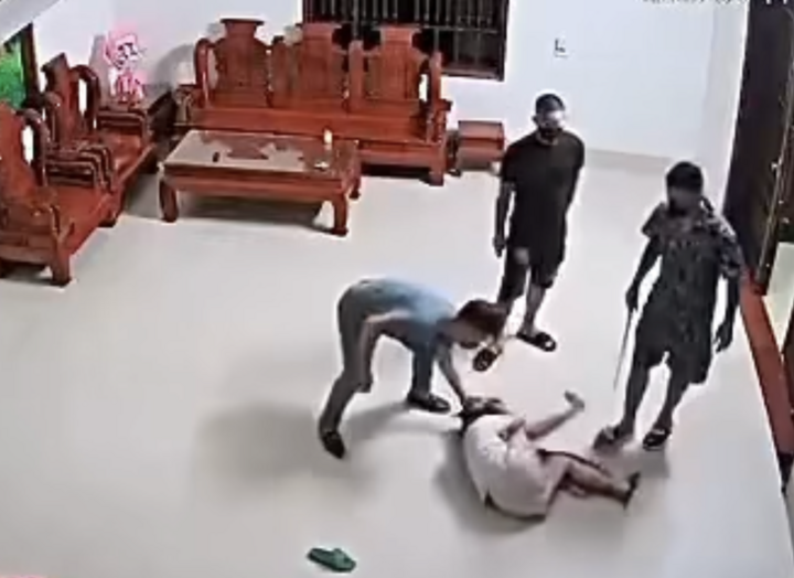 3 Người đàn ông hành hung phụ nữ ở Phú Thọ: Vụ việc gây chấn động cộng đồng - Ảnh 1.