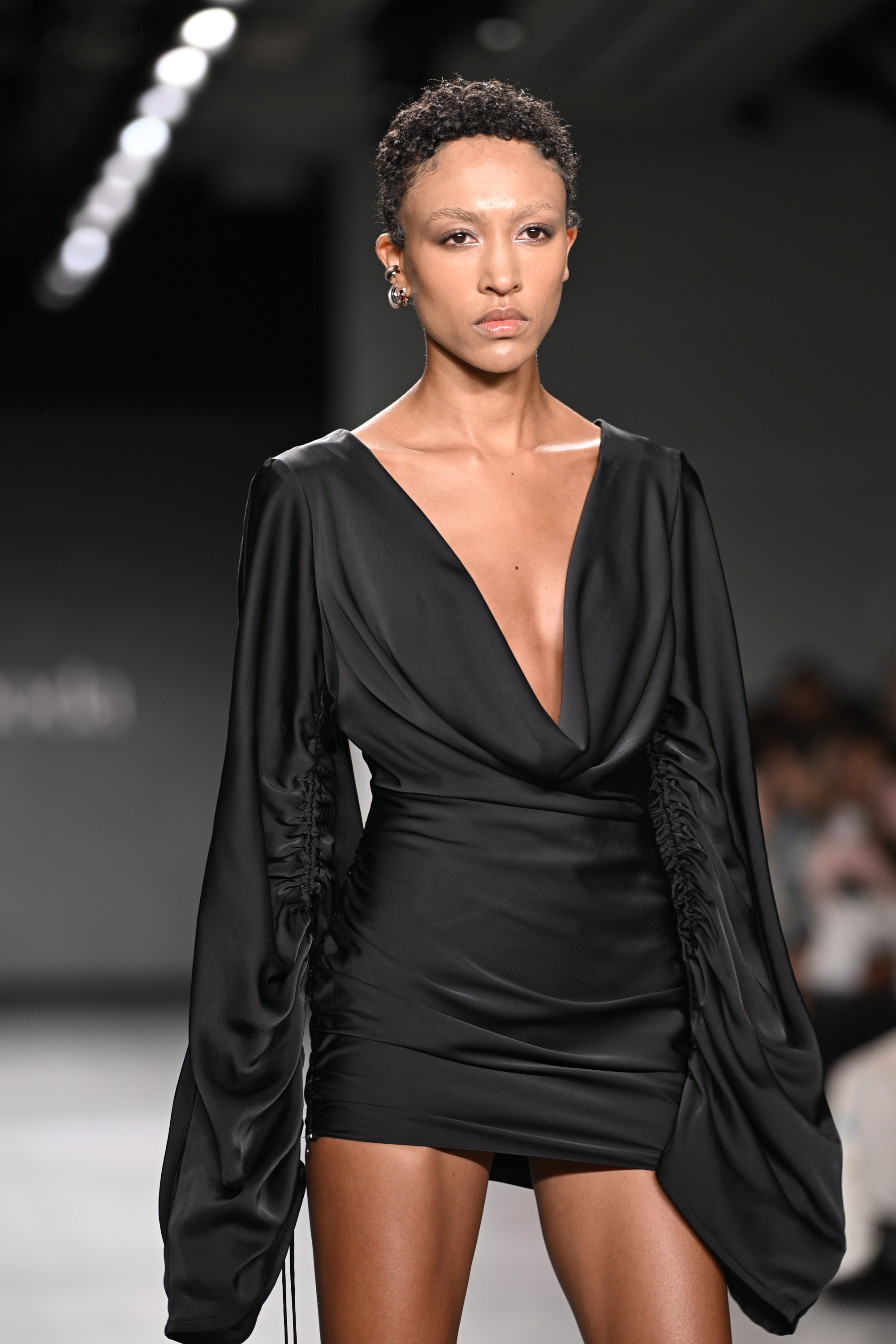 NTK trẻ Vy Nguyễn gây bất ngờ tại New York Fashion Week - Ảnh 3.