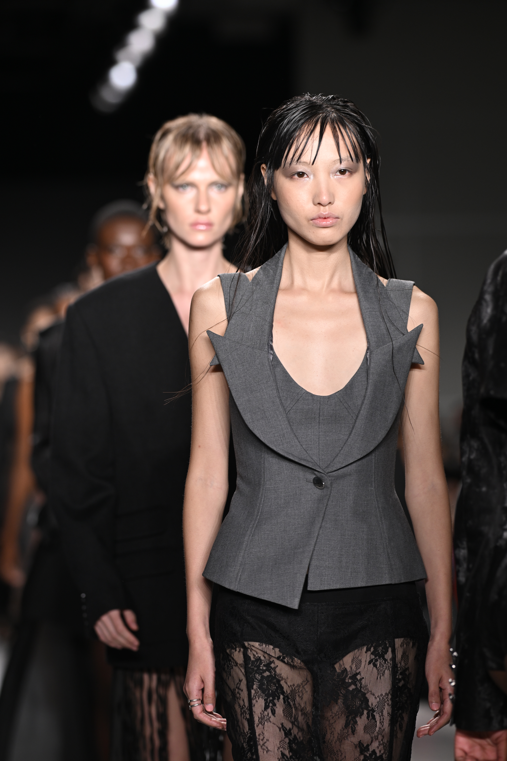 NTK trẻ Vy Nguyễn gây bất ngờ tại New York Fashion Week - Ảnh 6.