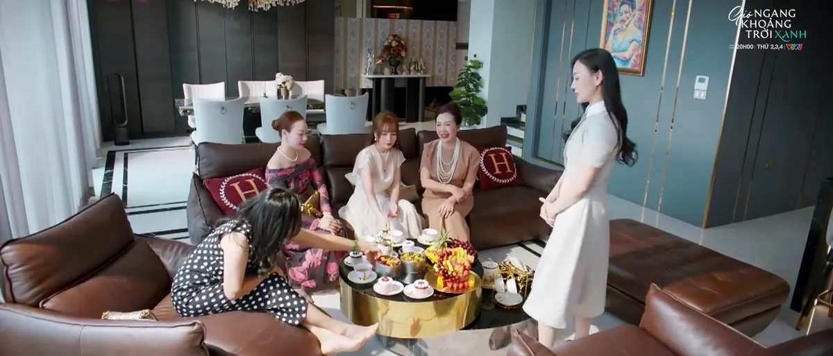 Túi hiệu của 4 "phú bà" trong phim giờ vàng: Bị đồ là "mượn của Phương Oanh" - Ảnh 1.