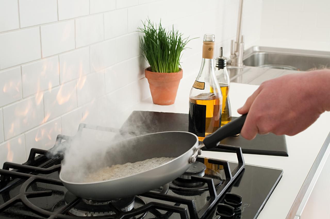 6 KHÔNG khi dùng chảo chống dính để tránh rước bệnh vào người - Ảnh 2.