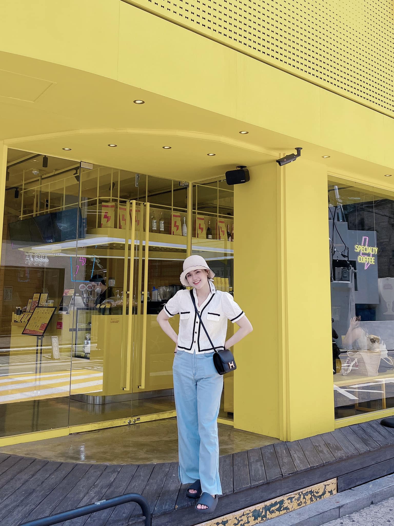 Vợ Duy Mạnh sắm "cả rổ" túi hàng hiệu trăm triệu nhưng cách "unbox" mới khiến netizen bàn tán vì... "tưởng đâu hàng chợ"! - Ảnh 3. Vợ Duy Mạnh sắm "cả rổ" túi hàng hiệu trăm triệu nhưng cách "unbox" mới khiến netizen bàn tán vì... "tưởng đâu hàng chợ"! - Ảnh 3.