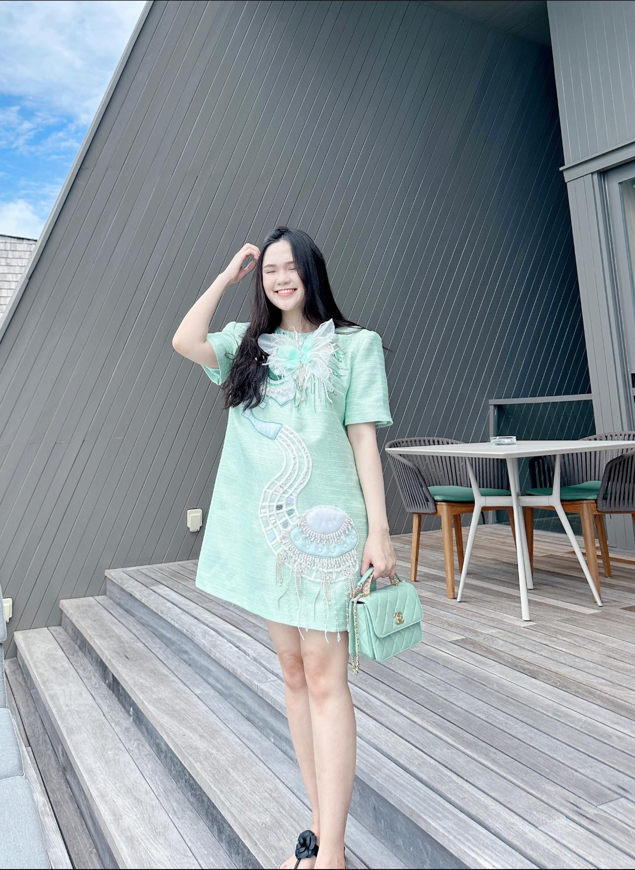 Vợ Duy Mạnh sắm "cả rổ" túi hàng hiệu trăm triệu nhưng cách "unbox" mới khiến netizen bàn tán vì... "tưởng đâu hàng chợ"! - Ảnh 2. Vợ Duy Mạnh sắm "cả rổ" túi hàng hiệu trăm triệu nhưng cách "unbox" mới khiến netizen bàn tán vì... "tưởng đâu hàng chợ"! - Ảnh 2.