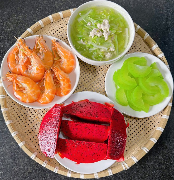 Cả nhà chồng thay phiên nhau nấu cơm cữ ngon cỡ nhà hàng cho bà đẻ: Mom này thắng đời 100-0 rồi!- Ảnh 3.