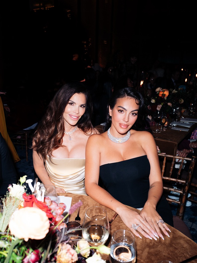 Vợ sắp cưới của Ronaldo phô trương nhẫn đính hôn kim cương triệu đô, so bì cùng vợ tỷ phú Jeff Bezos gây choáng- Ảnh 2. Vợ sắp cưới của Ronaldo phô trương nhẫn đính hôn kim cương triệu đô, so bì cùng vợ tỷ phú Jeff Bezos gây choáng- Ảnh 2.