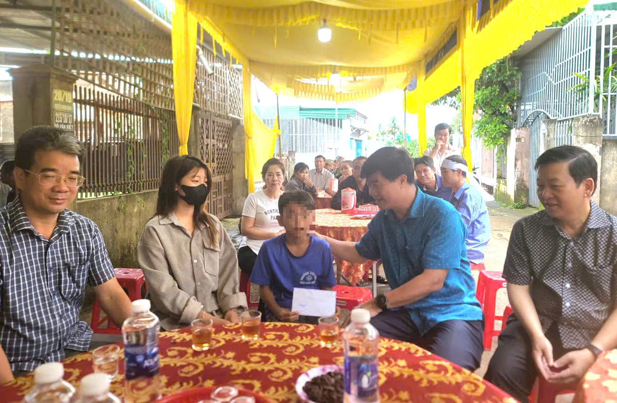 Lãnh đạo tỉnh Đắk Lắk biểu dương cháu trai dũng cảm cứu bạn trong vụ thảm án- Ảnh 1.