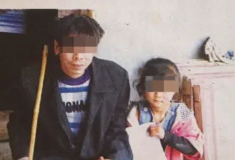 12 năm sau khi bức ảnh ăn xin c&ugrave;ng cha lan truyền, cuộc đời c&ocirc; b&eacute; n&agrave;y thay đổi cho&aacute;ng v&aacute;ng: "Ph&eacute;p m&agrave;u" c&oacute; thật! - Ảnh 1.