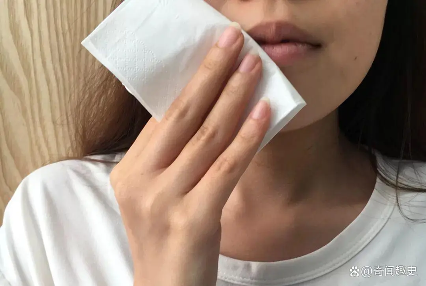 Phát hiện giấy ăn tại 1 quán ăn đắt khách chứa chất cấm gây ung thư, rối loạn nội tiết- Ảnh 1. Phát hiện giấy ăn tại 1 quán ăn đắt khách chứa chất cấm gây ung thư, rối loạn nội tiết- Ảnh 1.