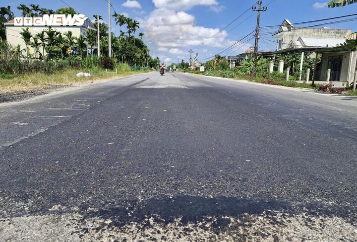 Đường Quốc lộ 14E ở Đà Nẵng mới thảm nhựa đã hư hỏng , cần khắc phục ngay - Ảnh 6. Đường Quốc lộ 14E ở Đà Nẵng mới thảm nhựa đã hư hỏng , cần khắc phục ngay - Ảnh 6.