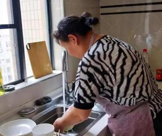 Nghỉ việc sau 5 năm làm bảo mẫu, nhận quà bất ngờ từ gia đình chủ - Ảnh 1.