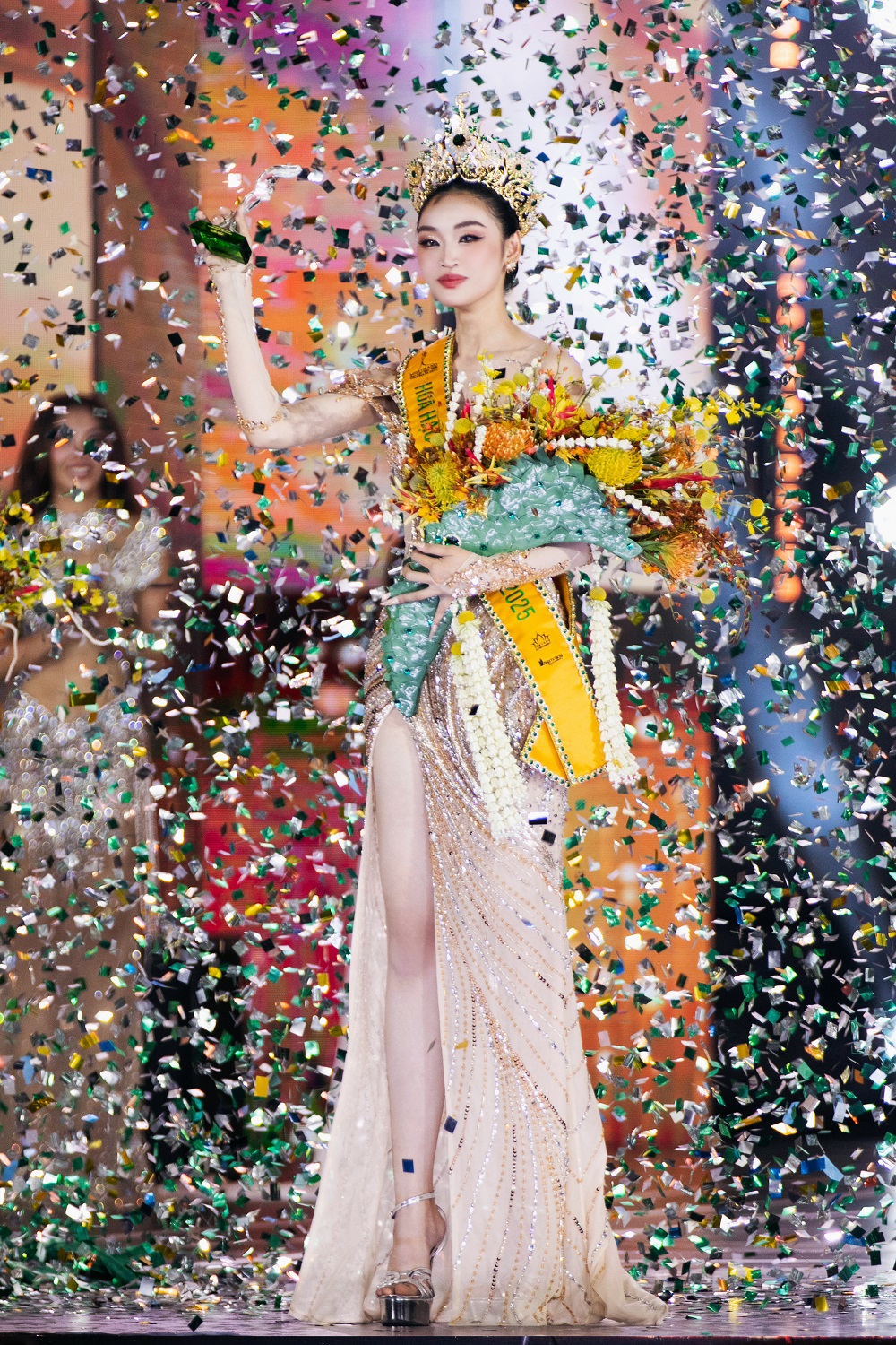 Tân hoa hậu Miss Grand Vietnam 2025: Ba phụ hồ, mẹ bán vé số, nhan sắc đời thường nổi bật - Ảnh 2.