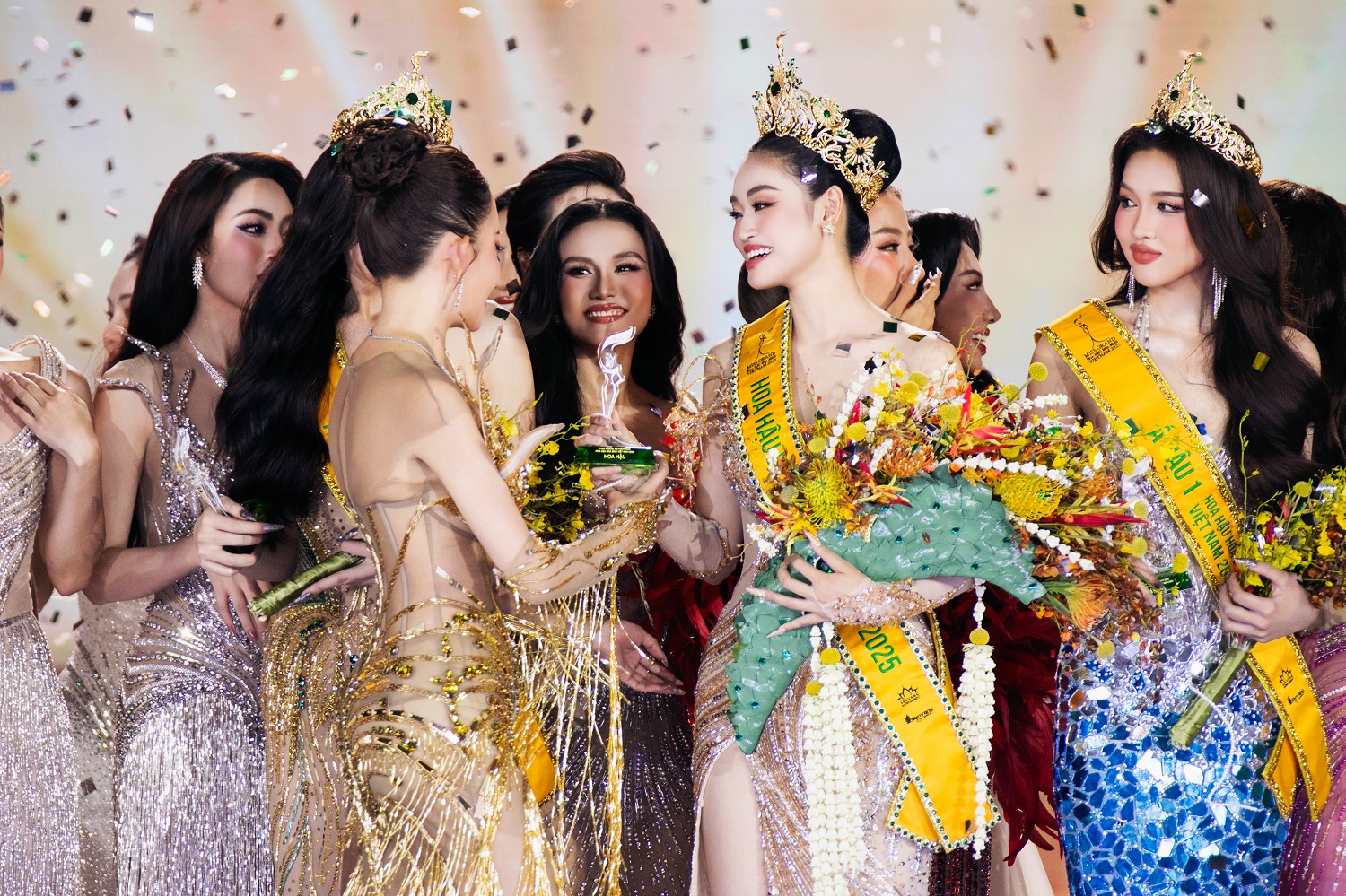 Tân hoa hậu Miss Grand Vietnam 2025: Ba phụ hồ, mẹ bán vé số, nhan sắc đời thường nổi bật - Ảnh 1.
