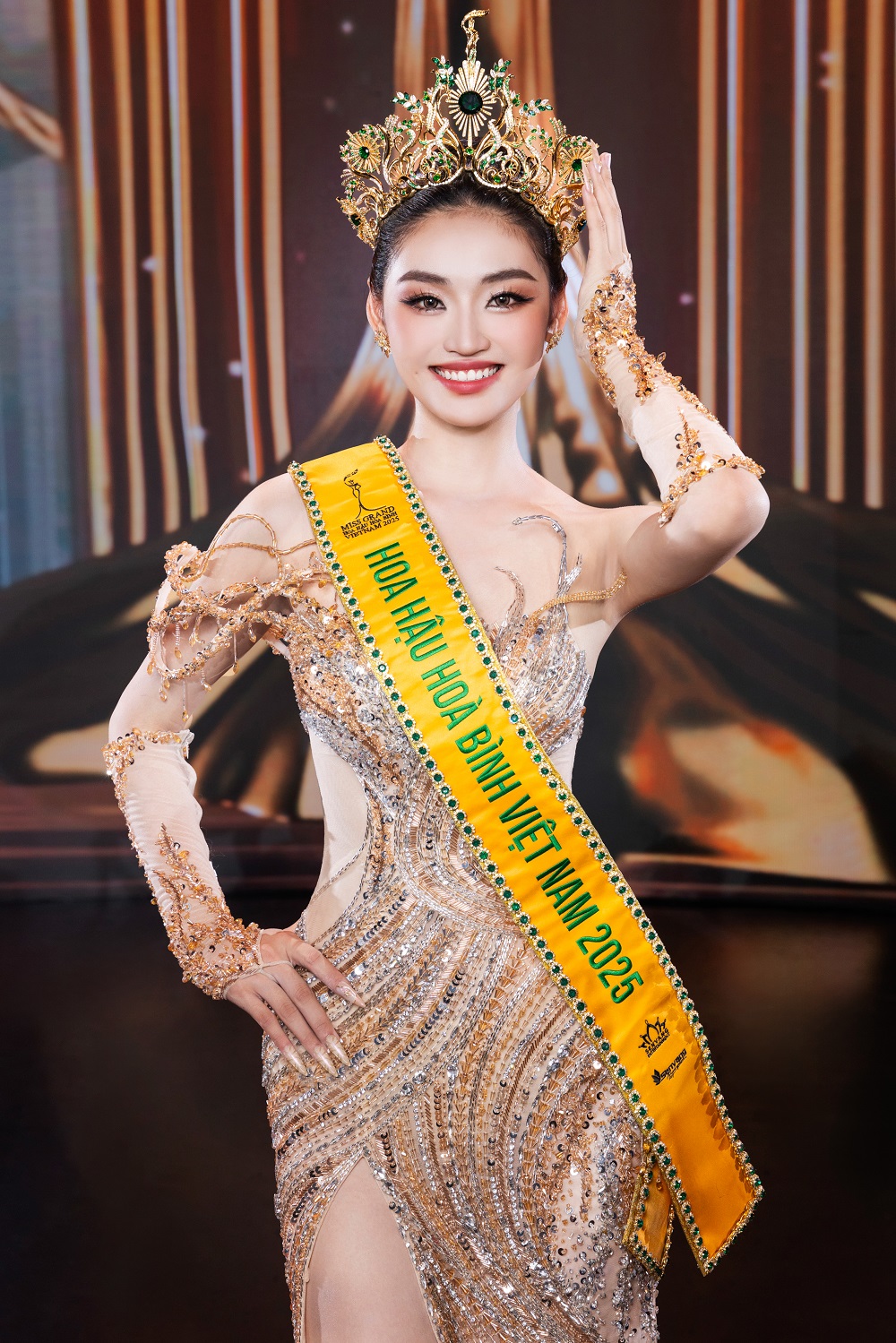 Tân hoa hậu Miss Grand Vietnam 2025: Ba phụ hồ, mẹ bán vé số, nhan sắc đời thường nổi bật - Ảnh 3.
