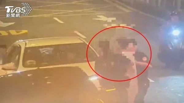 Vừa được bạn trai cầu hôn cùng chiếc Mercedes-Benz, cô gái ngỡ ngàng khi đối phương bị cảnh sát bắt giữ - Ảnh 2.