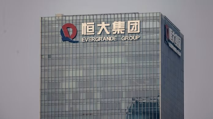 Evergrande b&aacute;n mảng dịch vụ BĐS để trả nợ: Kết th&uacute;c một kỷ nguy&ecirc;n, mở ra giai đoạn thanh l&yacute; "g&agrave; đẻ trứng v&agrave;ng" - Ảnh 1.