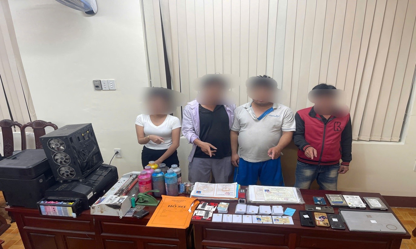 Nhóm đối tượng làm giả giấy tờ: Sổ đỏ , bằng cấp và giấy khám sức khỏe bị phát hiện - Ảnh 1. Nhóm đối tượng làm giả giấy tờ: Sổ đỏ , bằng cấp và giấy khám sức khỏe bị phát hiện - Ảnh 1.
