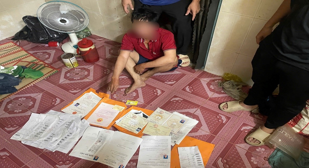 Nhóm đối tượng làm giả giấy tờ: Sổ đỏ , bằng cấp và giấy khám sức khỏe bị phát hiện - Ảnh 3. Nhóm đối tượng làm giả giấy tờ: Sổ đỏ , bằng cấp và giấy khám sức khỏe bị phát hiện - Ảnh 3.