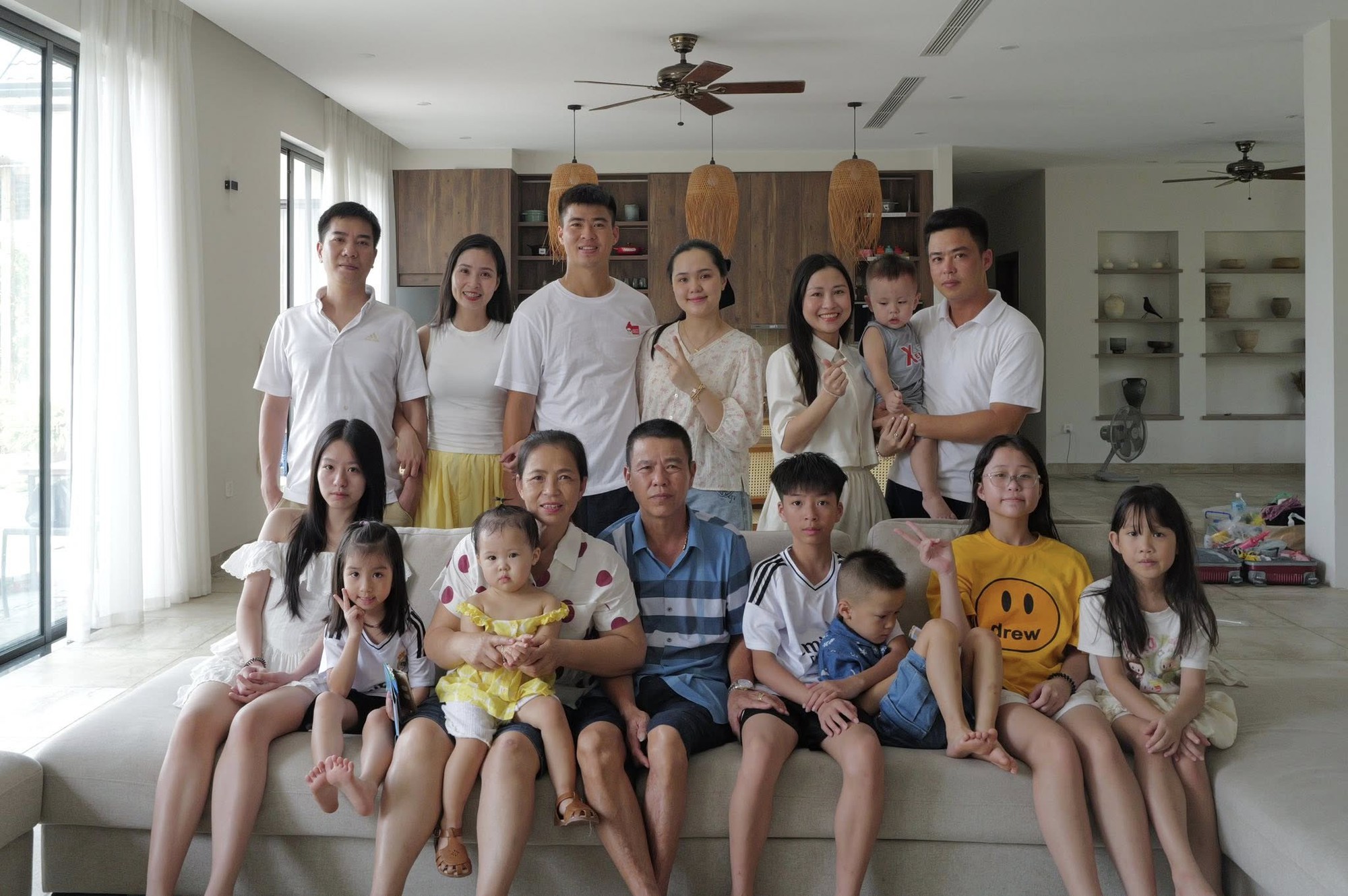 Chị chồng vô tình để lộ biểu cảm của vợ Duy Mạnh khi ở nhà chồng: Có kiêu kì, xa cách như anti-fan gièm pha?- Ảnh 3. Chị chồng vô tình để lộ biểu cảm của vợ Duy Mạnh khi ở nhà chồng: Có kiêu kì, xa cách như anti-fan gièm pha?- Ảnh 3.