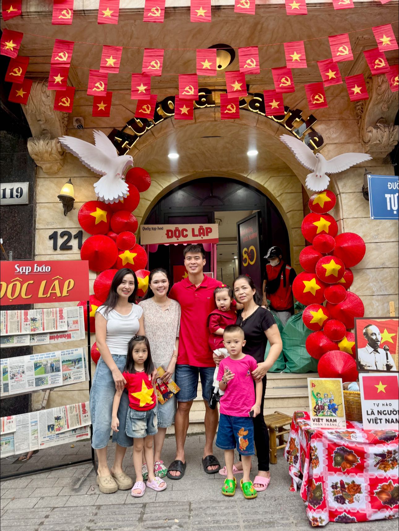 Chị chồng vô tình để lộ biểu cảm của vợ Duy Mạnh khi ở nhà chồng: Có kiêu kì, xa cách như anti-fan gièm pha?- Ảnh 4. Chị chồng vô tình để lộ biểu cảm của vợ Duy Mạnh khi ở nhà chồng: Có kiêu kì, xa cách như anti-fan gièm pha?- Ảnh 4.