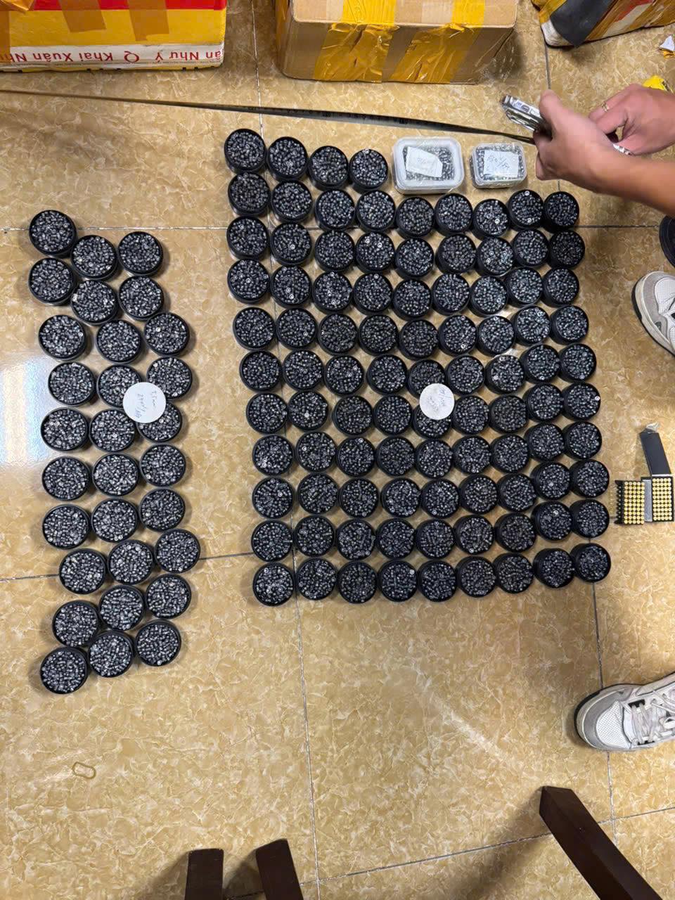 'Ông trùm' vũ khí quân dụng Ngô Quang Vỹ khai gì về 3.500 đơn hàng trái phép, thu lời hàng tỷ đồng? - Ảnh 7.