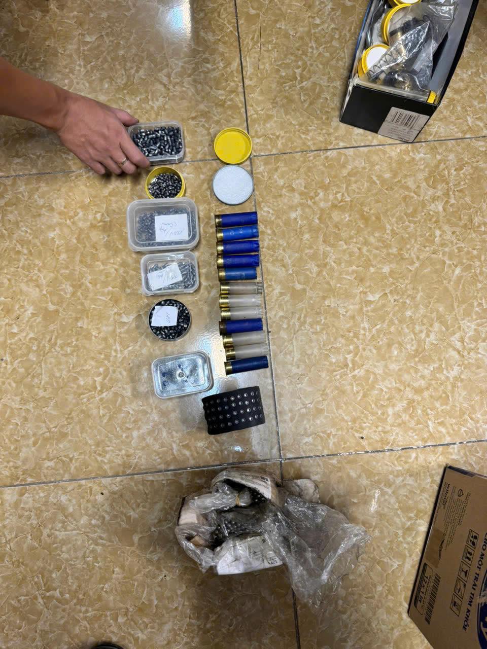 'Ông trùm' vũ khí quân dụng Ngô Quang Vỹ khai gì về 3.500 đơn hàng trái phép, thu lời hàng tỷ đồng? - Ảnh 5.