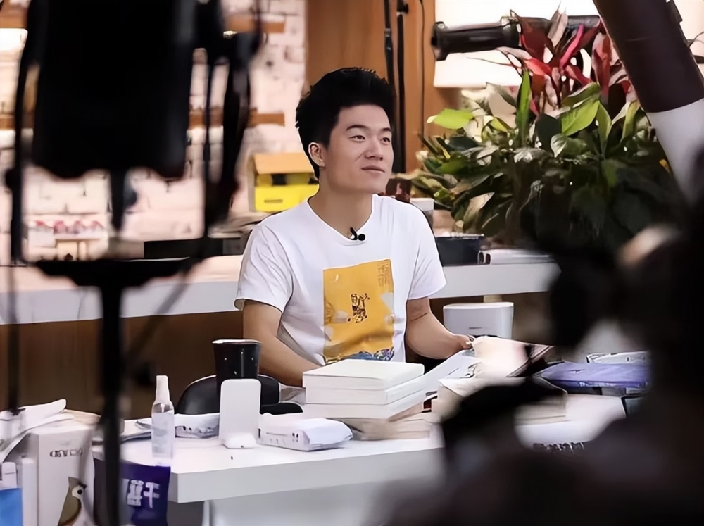 Bị nhận xét "mắt nhỏ", nam MC trả lời 1 câu triết lý bất ngờ: Học vấn không cao nhưng EQ thì đỉnh nóc! - Ảnh 1.