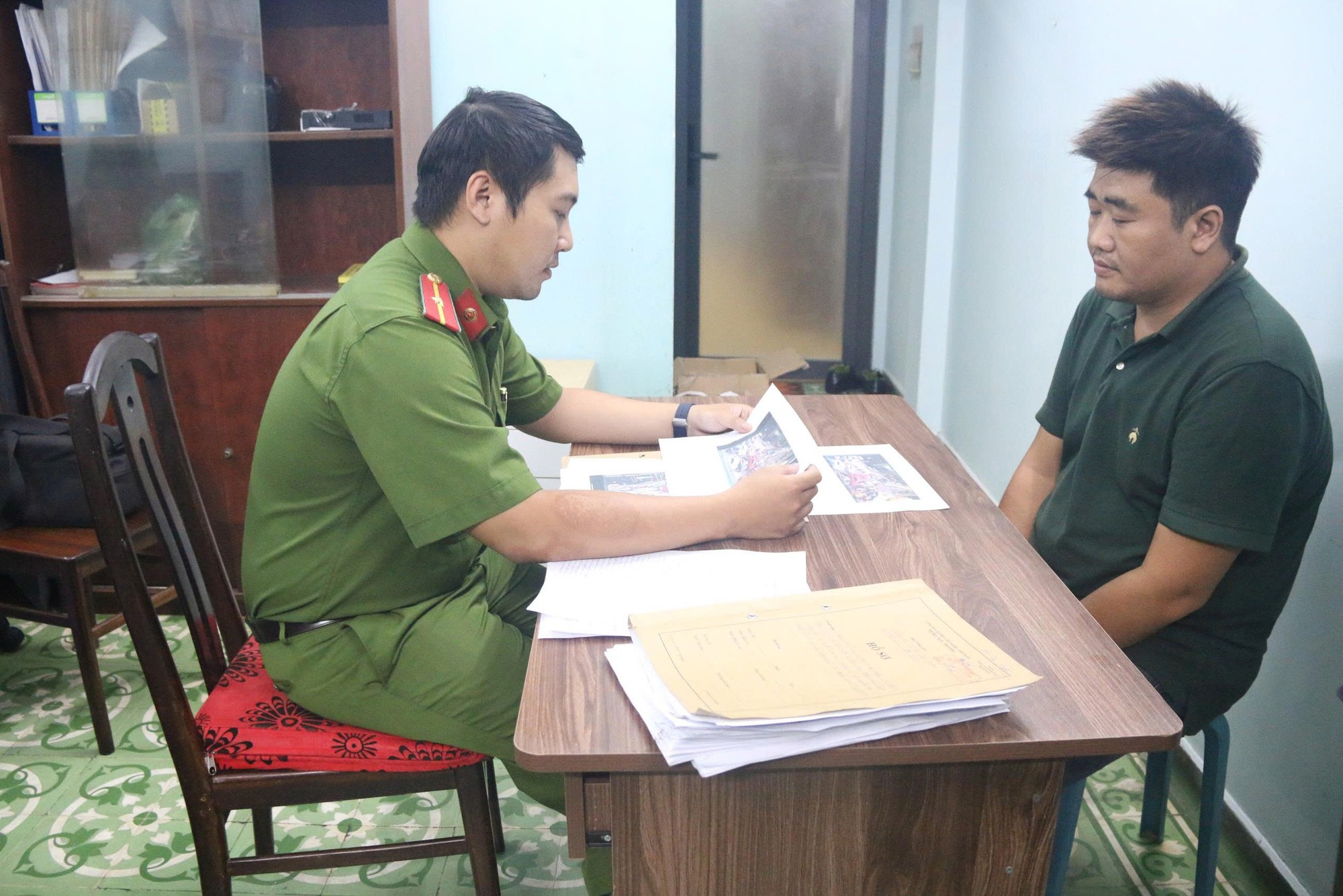 Bắt khẩn cấp Nguyễn Lâm Minh Tuấn vì hành vi gây rối trật tự công cộng - Ảnh 1. Bắt khẩn cấp Nguyễn Lâm Minh Tuấn vì hành vi gây rối trật tự công cộng - Ảnh 1.