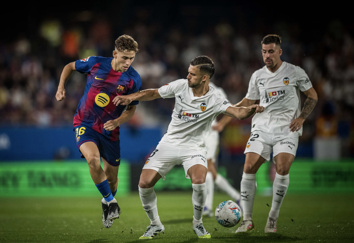 Barcelona "hủy diệt" Valencia 6 bàn, áp sát ngôi đầu La Liga- Ảnh 6. Barcelona "hủy diệt" Valencia 6 bàn, áp sát ngôi đầu La Liga- Ảnh 6.