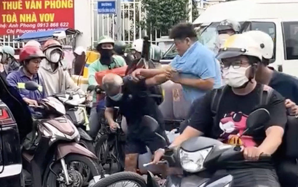 Đ&aacute;nh người ở TP HCM: Điều tra vụ đ&agrave;n &ocirc;ng h&agrave;nh hung cụ &ocirc;ng Tại giao lộ trung t&acirc;m - Ảnh 1.