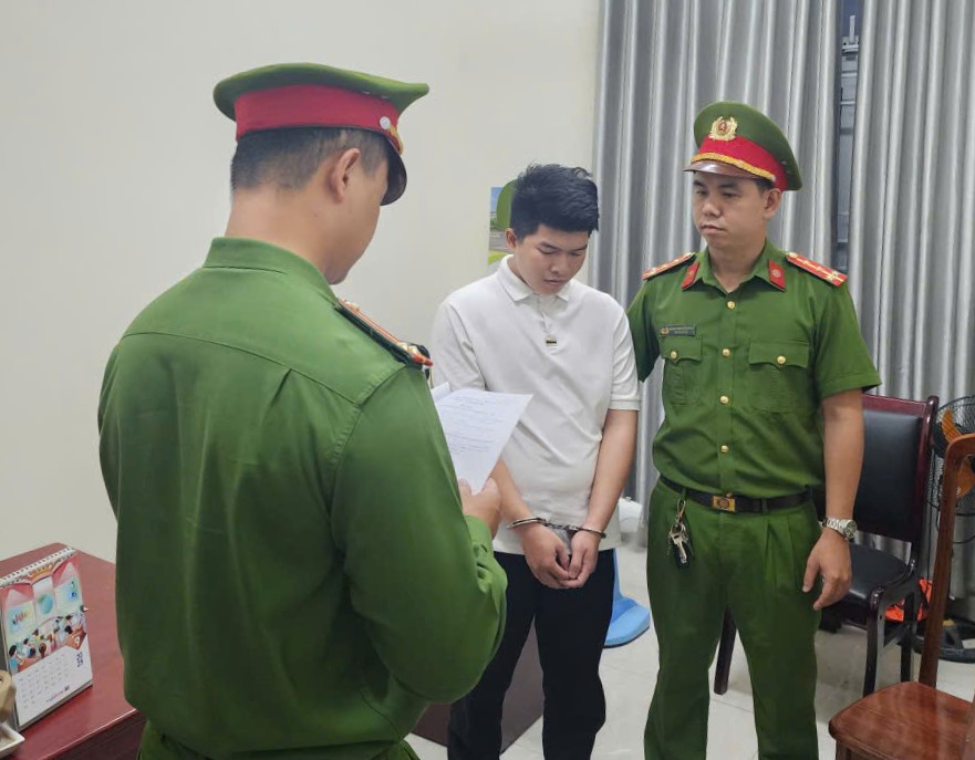 Công an TP HCM bắt khẩn cấp người đàn ông hành hung cụ ông ngay giao lộ - Ảnh 2.