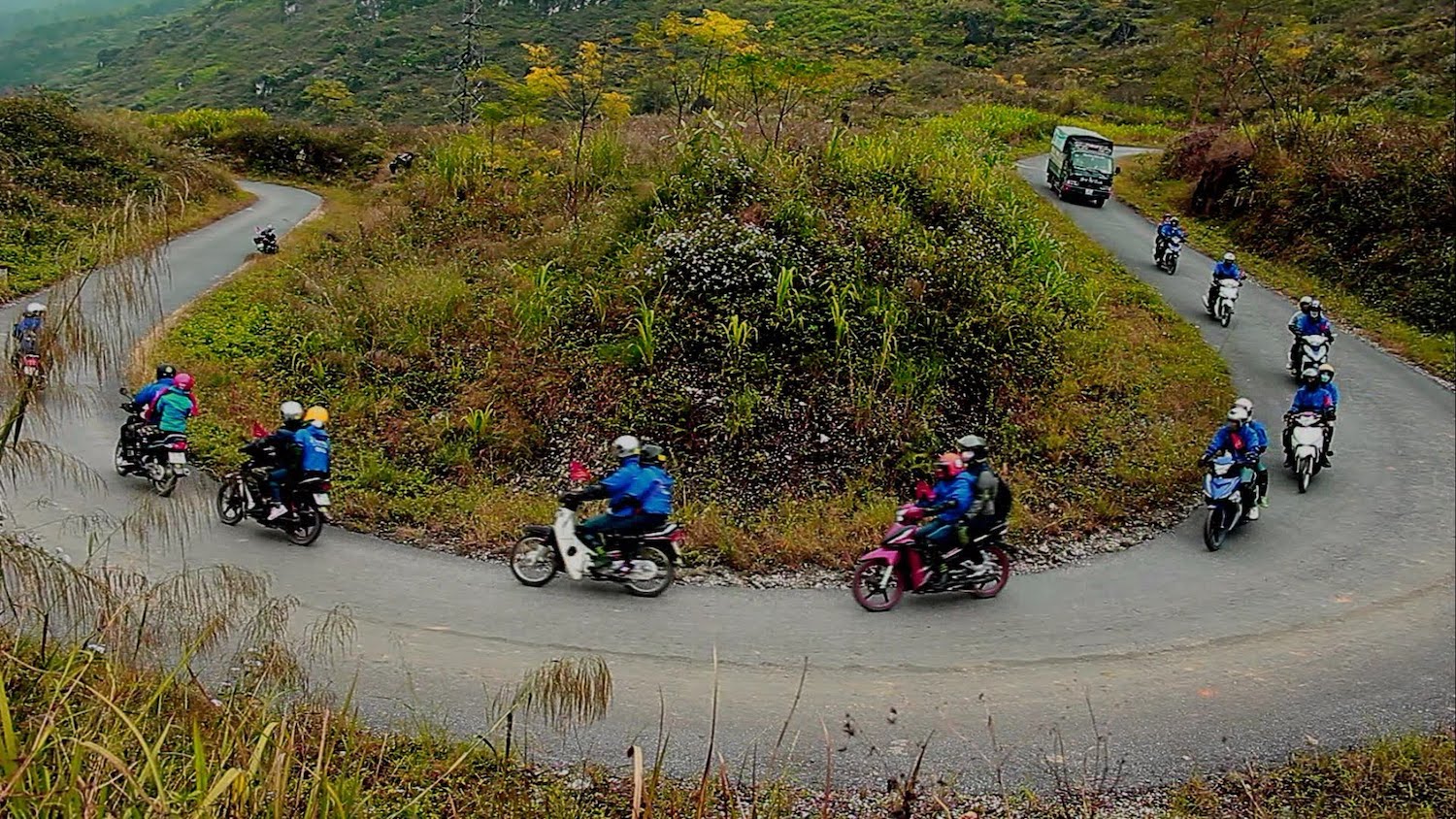 Khách Tây há hốc miệng trước cảnh ở vùng núi phía Bắc: Cách Hà Nội hơn 300km, không phải ai cũng dám đi - Ảnh 11.