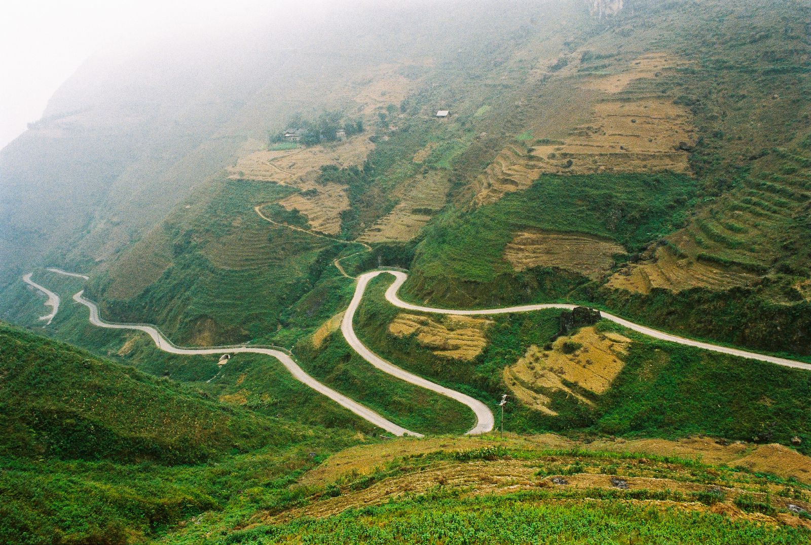 Khách Tây há hốc miệng trước cảnh ở vùng núi phía Bắc: Cách Hà Nội hơn 300km, không phải ai cũng dám đi - Ảnh 2.