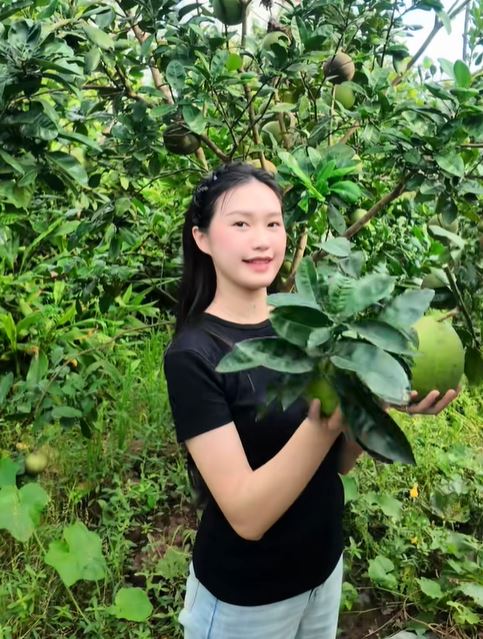Doãn Hải My về quê Văn Hậu, cũng nấu nướng, rửa bát như bao nàng dâu khác sao lại hút tới 1,2 triệu views?- Ảnh 3. Doãn Hải My về quê Văn Hậu, cũng nấu nướng, rửa bát như bao nàng dâu khác sao lại hút tới 1,2 triệu views?- Ảnh 3.