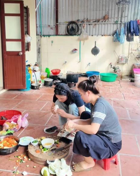 Doãn Hải My về quê Văn Hậu, cũng nấu nướng, rửa bát như bao nàng dâu khác sao lại hút tới 1,2 triệu views?- Ảnh 1. Doãn Hải My về quê Văn Hậu, cũng nấu nướng, rửa bát như bao nàng dâu khác sao lại hút tới 1,2 triệu views?- Ảnh 1.