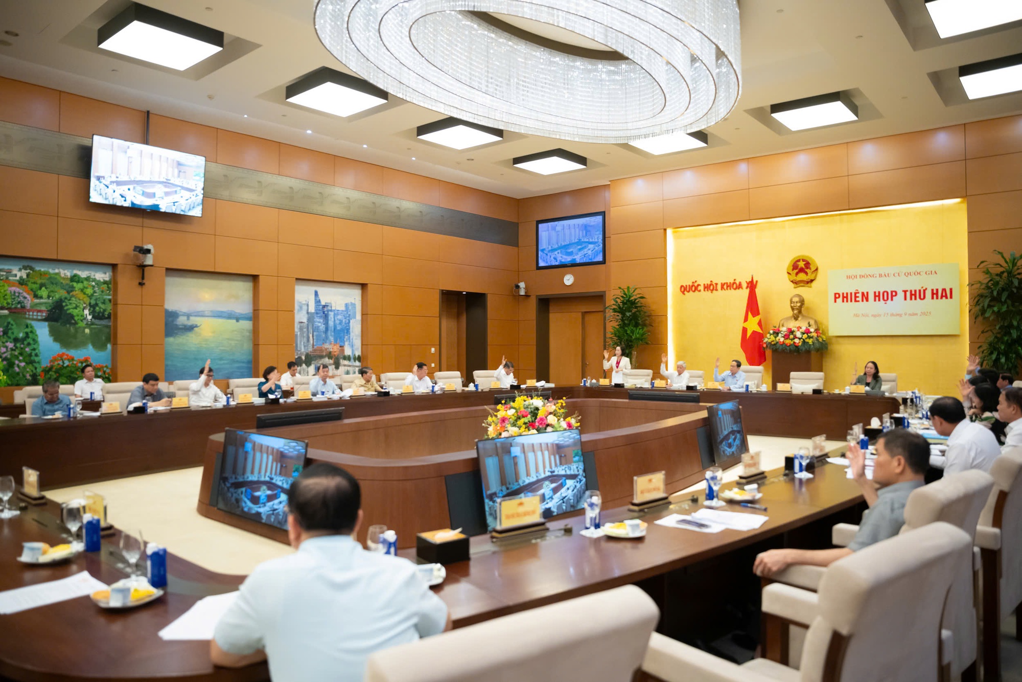 Chủ tịch Quốc hội yêu cầu phương hướng nhân sự ĐBQH chuyên trách khóa XVI vào tháng 11 - Ảnh 2.