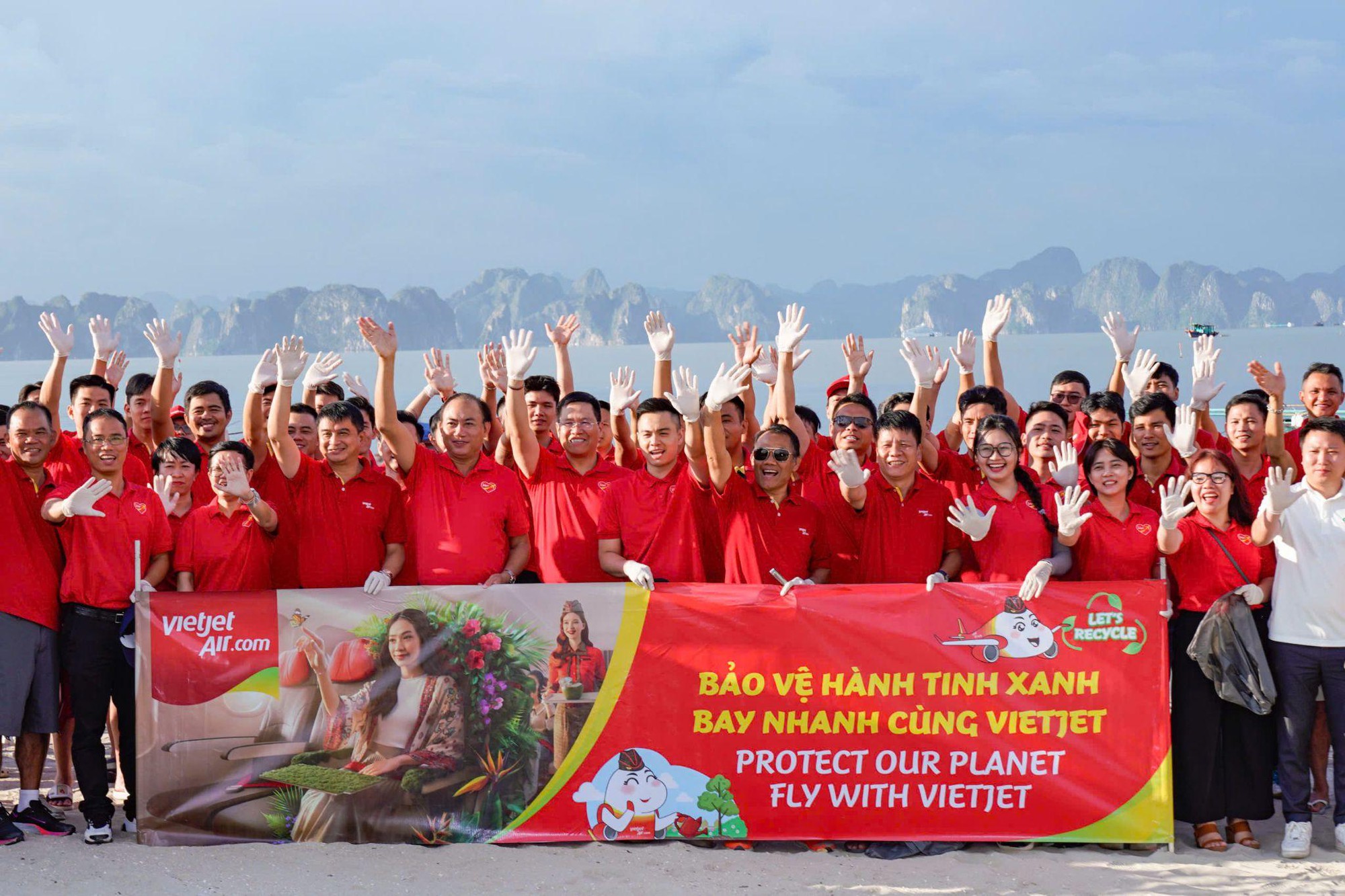 Gần 600 &ldquo;chiến binh&rdquo; Vietjet đồng loạt ra qu&acirc;n l&agrave;m sạch biển Hạ Long - Ảnh 2.