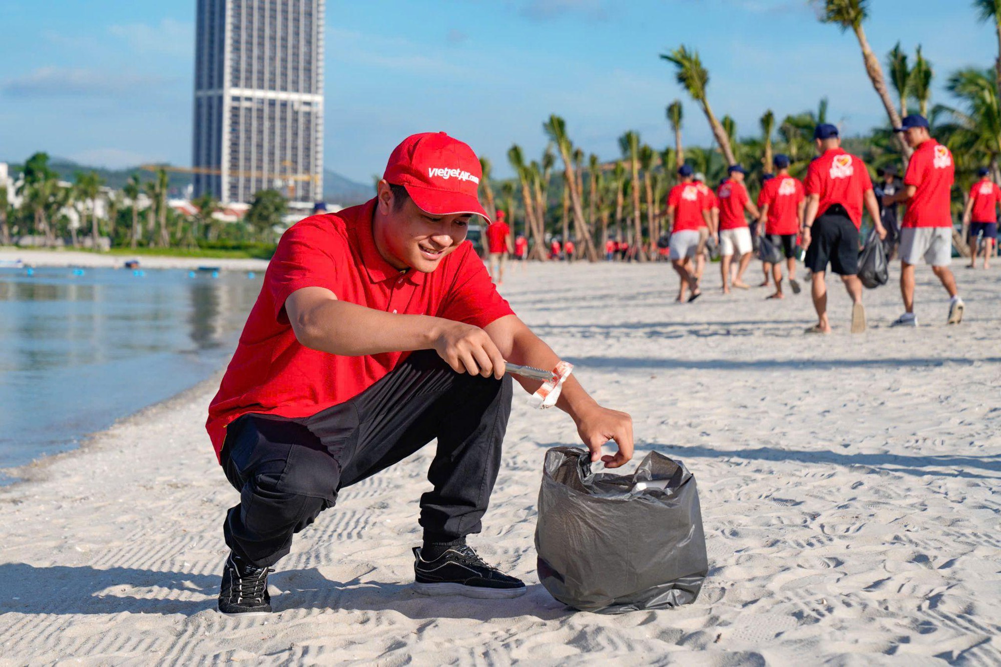Gần 600 &ldquo;chiến binh&rdquo; Vietjet đồng loạt ra qu&acirc;n l&agrave;m sạch biển Hạ Long - Ảnh 3.