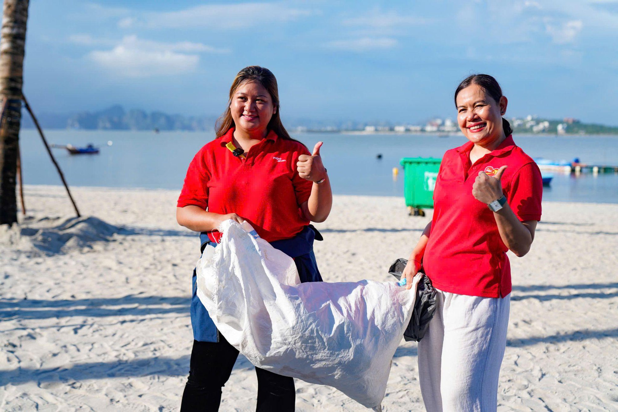 Gần 600 &ldquo;chiến binh&rdquo; Vietjet đồng loạt ra qu&acirc;n l&agrave;m sạch biển Hạ Long - Ảnh 6.