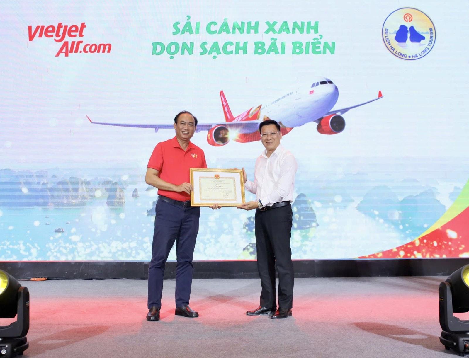 Gần 600 &ldquo;chiến binh&rdquo; Vietjet đồng loạt ra qu&acirc;n l&agrave;m sạch biển Hạ Long - Ảnh 9.