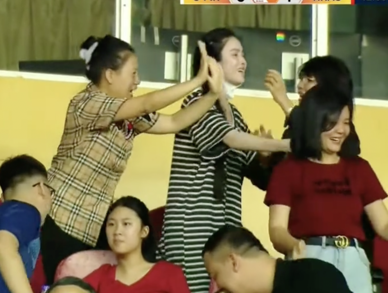 Viral khoảnh khắc Chu Thanh Huyền mếu máo ăn mừng khi Quang Hải ghi bàn- Ảnh 3.