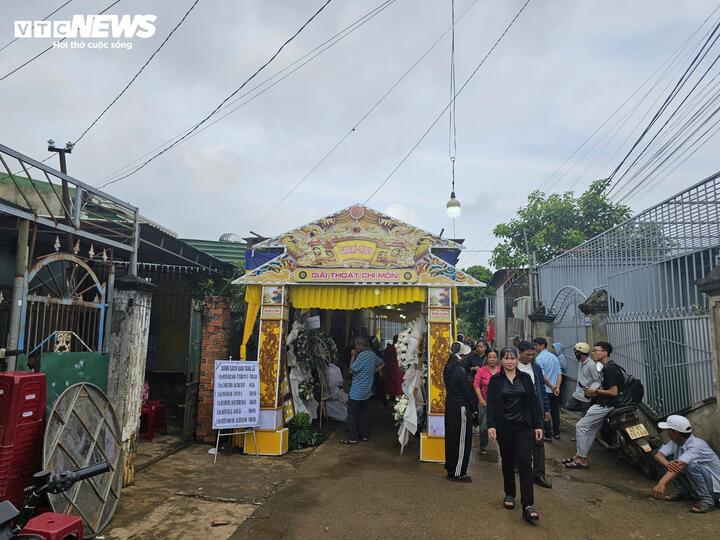 Thảm án Đắk Lắk: Bé gái 3 tuổi Quặn lòng khi hỏi ba mẹ đâu rồi - Ảnh 2.