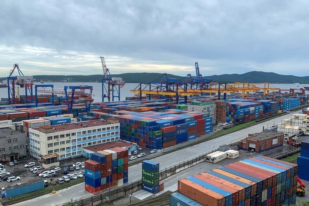 Chịu 25.000 lệnh trừng phạt, nền kinh tế 2.200 tỷ USD hồi sinh chiêu thức thương mại cổ, ban hành ‘sổ tay’ hướng dẫn 14 trang, có thể đã giao dịch được 7 tỷ USD - Ảnh 1. Chịu 25.000 lệnh trừng phạt, nền kinh tế 2.200 tỷ USD hồi sinh chiêu thức thương mại cổ, ban hành ‘sổ tay’ hướng dẫn 14 trang, có thể đã giao dịch được 7 tỷ USD - Ảnh 1.