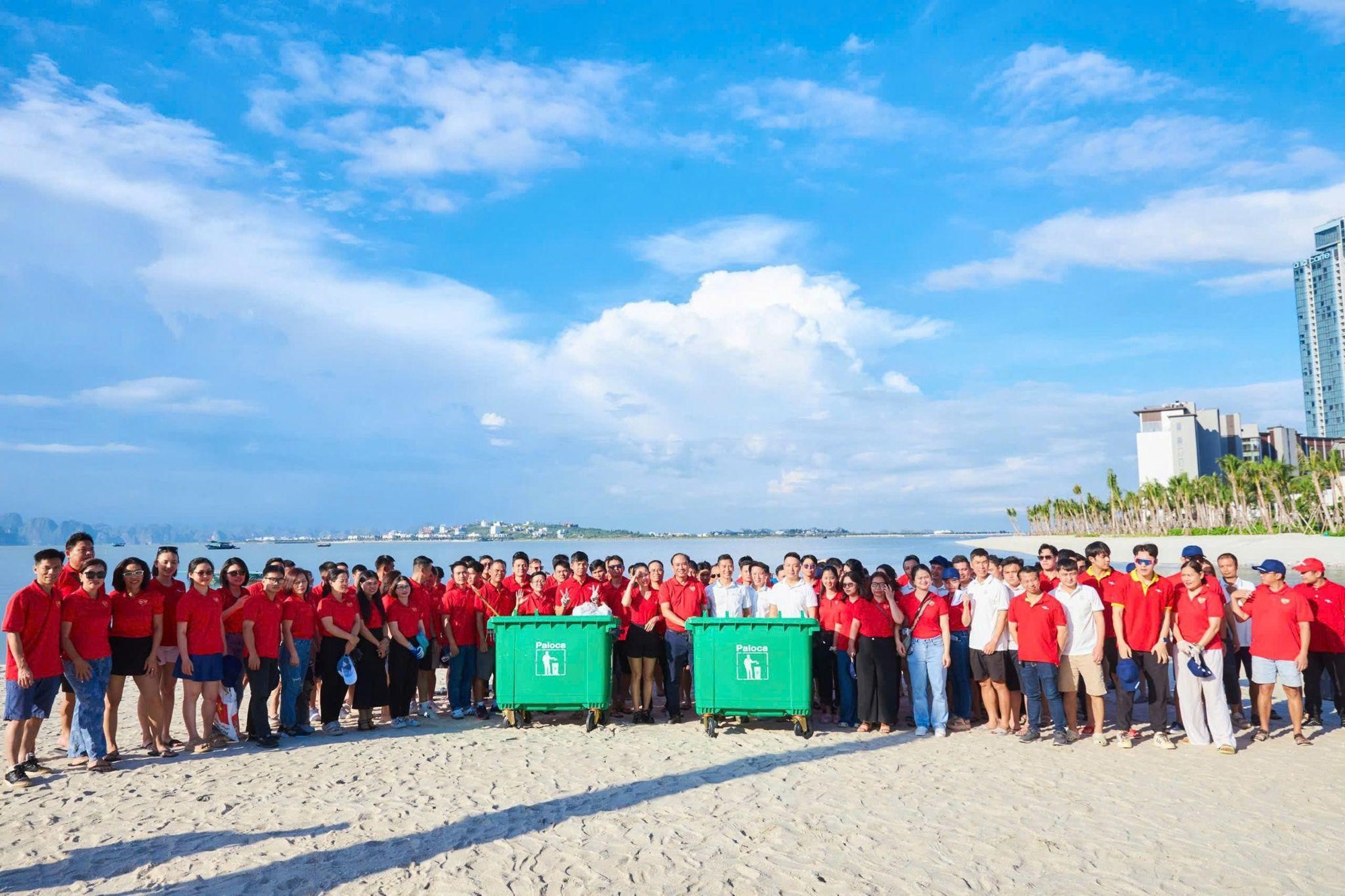 Gần 600 &ldquo;chiến binh&rdquo; Vietjet đồng loạt ra qu&acirc;n l&agrave;m sạch biển Hạ Long - Ảnh 8.